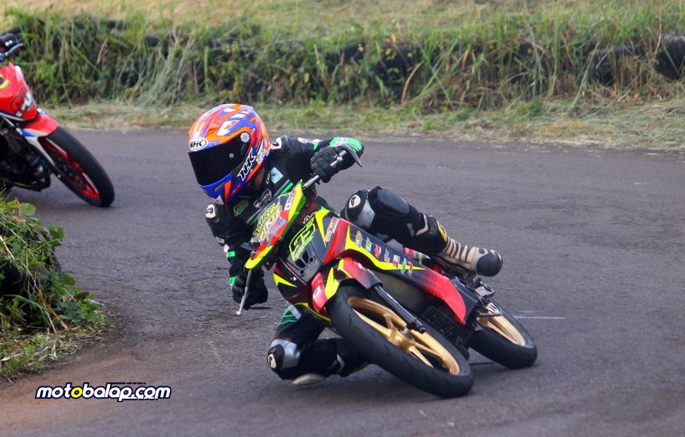 Aksi Hafid Pratama pacu motor AMRF Koizumi ADD Ipone CLD BKRT Madurace126 di sirkuit Gery Mang, Subang
