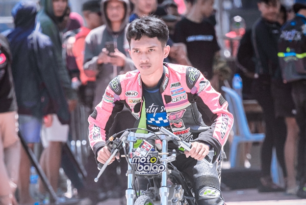 KDC Drag Bike Black Stone Super Block Surabaya 2023: Wildan Kecil Juara Umum Open & Akbar Ateng Juara Umum Ketegori Pemula. Lihat Klasemennya