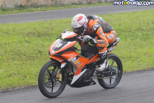 Akbar Abud EFJE Racing Kawahara Racetech Terbaik di QTT MP2 Novice Motoprix Tasik