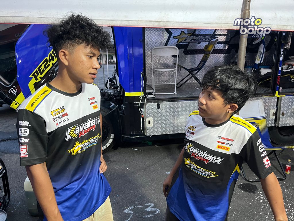 Fadli Rigani dan M Lutvi saat berbincang soal set-up motor balap Kawahara Police Enjoy DNA Pirelli Racetech Sixty Racing di paddock area. (Foto Motobalap.com / Rafael).