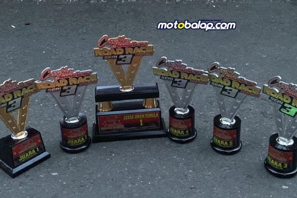 Deretan Trophy Yang Di Raih Oleh Pasukan Americano Pada Casytha Manahadap Seri 3 Purwodadi