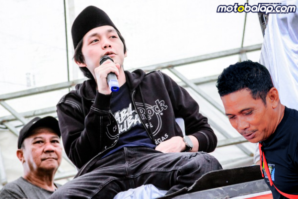 Jemmy (Kiri) , Gus Iqdam Tengah, Jefry Higam (Kanan)