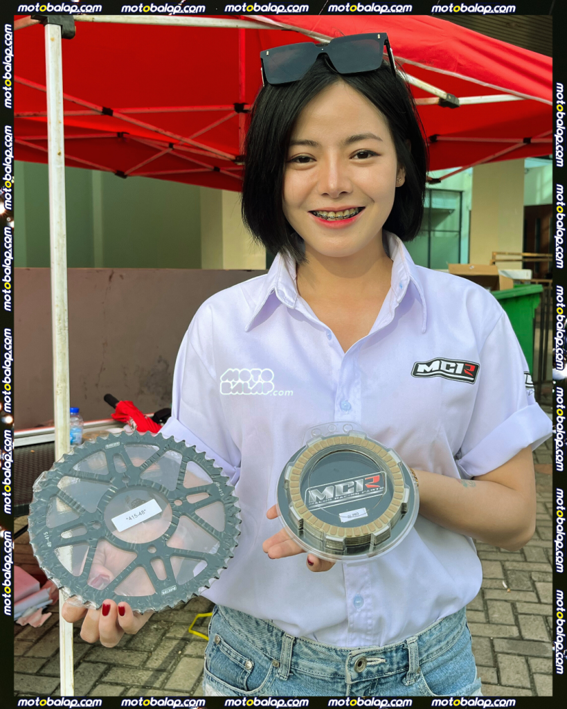 Gear dan Clutch Disc, produk unggulan MCR Racing Part yang dipamerkan oleh model cantik asal Jombang. (Foto: Labarik/Motobalap.com)