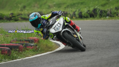 Pertahankan Dominasi Sejak Sesi Kualifikasi Farrel Putra Zaidane Berhasil Naik Podium Pertama Race 1 Bebek 4 Tak STD 150 cc Beginner